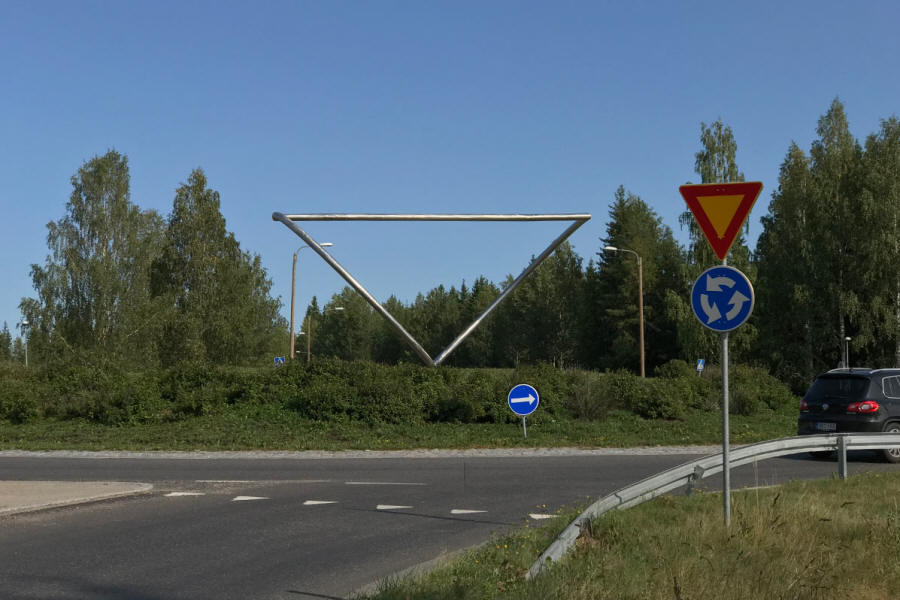 Evolving linear shape "QUISNAM VERTITUR" - a roundabout sculpture - viewed from 45°.