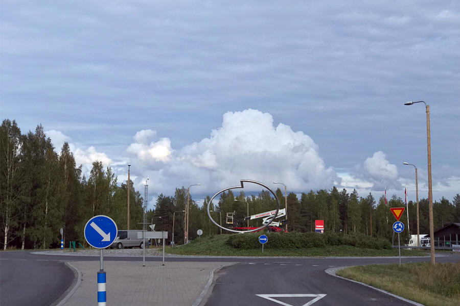 Evolving linear shape "QUISNAM VERTITUR" - a roundabout sculpture - viewed from 45°.